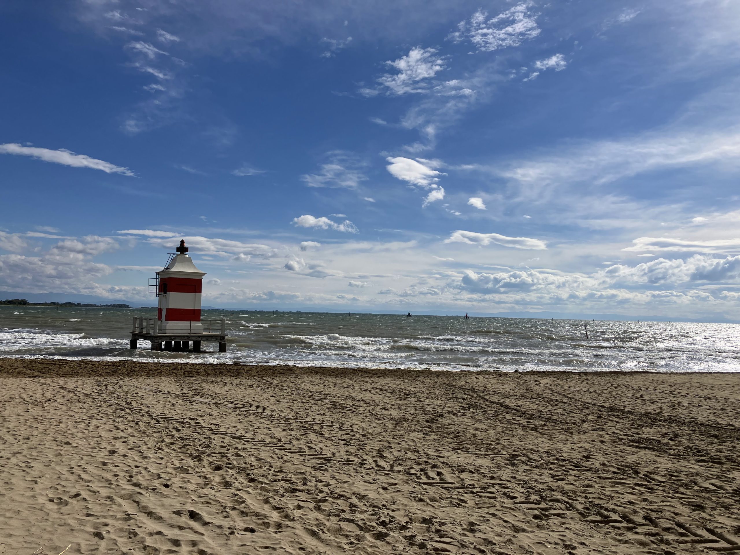 Fare meditazione o mindfulness in spiaggia è un ottimo modo per portare calma nella nostra mente. Col mio supporto psicologico potrai imparare come fare.